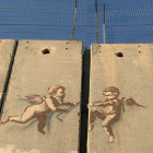 Imagen de un graffiti realizado ayer por el artista Banksy sobre el muro de Israel. YEMELI ORTEGA