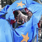 Partidarios del 'no' en el referéndum queman una bendera de la Unión Europea en Grecia durante una protesta en Atenas, ayer.