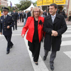 Concepción Blanco con el alcalde, Carlos López Riesco, quien participó ayer en las fiestas.