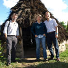 Guillermo Palomero, Odile Rodriguez de la Fuente y Luis Suárez junto al chozo de Riaño