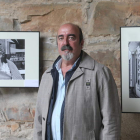 El fotógrafo Félix Guil junto a dos de sus fotografías. L. DE LA MATA