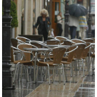 Una terraza bajo la lluvia en la Calle Ancha de la capital.