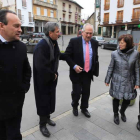 El delegado Guillermo García (centro con corbata) junto a la alcaldesa, Alfonso Arias y Pedro Muñoz.