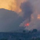 Imagen del incendio desatado en Los Guájares. ALBA FEIXAS