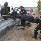 Efectivos del Cuerpo de Bomberos de Ponferrada rescatando uno de los cadáveres de la pareja vallisoletana fallecida.