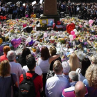 La multitud congregada en Manchester en homenaje a las víctimas.