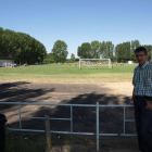 El alcalde, delante del campo de fútbol que será destruido para hacer nuevas zonas de agua.