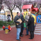 Los concejales del PP en el parque objeto de la discordia.
