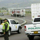 Camiones con ayuda humanitaria para Venezuela llegan a la frontera con Colombia.