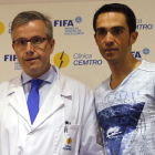 Contador, junto a su médico, antes de anunciar que no correrá en los Juegos. BALLESTEROS