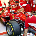 Sebastian Vettel en su parada en boxes durante el Gran Premio de Singapur.