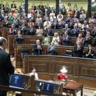 Diputados y miembros del Gobierno aplauden en una sesión del pleno del Congreso.