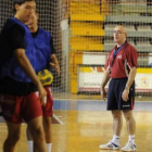 Jordi Ribera dirigiendo un entrenamiento en el Palacio de Deportes.