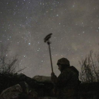 Imagen de un soldado en una trinchera. ANATOLI STEPANOV