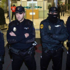 La Policía impide la entrada a los trabajadores del turno de noche de RTVV.