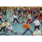 Los alumnos de primaria bailan Batuka en el gimnasio del colegio