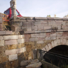 Los vecinos también demandan el arreglo del puente medieval.