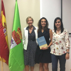 La investigadora Isabelle Remieu, Verónica Dávila, y Tania Fernández Villa, doctora del área de Medicina Preventiva. DL