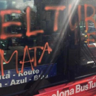 Pintada en el parabrisas de un bus turístic realizada por Arran