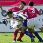 Juan Luis Cascallar es emparedado por dos jugadores locales durante el encuentro de ayer