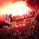 Los jugadores del Real Madrid celebran en Cibeles el título de Copa con miles de aficionados.