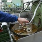 En la fotografía se puede contemplar a un trabajador realizando su labor en una empresa leonesa