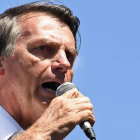 El candidato de ultraderecha de Brasil, Jair Bolsonaro, apuñalado