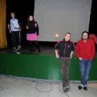 Los voluntarios actores, en el escenario, junto a Javier R. de la Varga, Héctor Alonso y Juanjo Ruiz