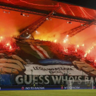 Los radicales del Legia de Varsovia inundan de bengalas una de las gradas del estadio.