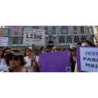 Manifestación en León contra las sentencias contra las mujeres. JESÚS F. SALVADORES