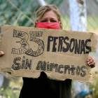 Una mujer pide ayuda para comer este martes en Tegucigalpa (Honduras). GUSTAVO AMADOR