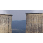 Imagen de las dos torres de refrigeración de Compostilla, que se derribarán el 1 de diciembre. DE LA MATA