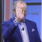 Eduardo García Serrano, realizando el saludo fascista durante el programa Gracias por Nada.