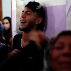 Palestinos, desgarrados por el dolor tras la muerte de unos familiares.