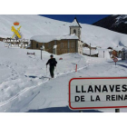 Los agentes hicieron parte de la travesía sobre esquís para acceder al pueblo