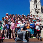 Escolares del Ceip Gumersindo Azcárate de Armunia, León, tras visitar la Catedral de la mano de Teófilo. DL