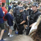 La policía controla los acceso al concierto de los Courteeners en Manchester.