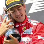 El rostro de Fernando Alonso en el podio refleja todo el cúmulo de emociones que el piloto español vivió ayer con su triunfo en el circuito de Valencia.