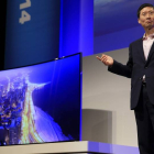 El presidente de Samsung Electronics Europa, Sunny Lee, junto a un receptor de la nueva gama de televisores curvos en ultra alta definición (UHD) en la presentación internacional de nuevos productos que la firma coreana Samsung ha comenzado hoy en Málaga.