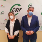 Ofelia Rodríguez y Benjamín Castro, ayer en la sede del sindicato CSIF en Ponferrada. DL