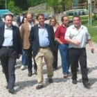 García-Prieto en su visita a la localidad de Caín junto al alcalde de Posada de Valdeón