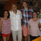 El nuevo alcalde, Ángel Alonso, con algunos vecinos de su pueblo: Salamón. CAMPOS