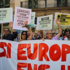 Concentración de afectados por las cláusulas suelo y preferentes, en el paseo de Gracia, en junio del 2013.