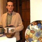 Román Szczepanowicz posa junto a su obra