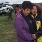 Familiares de algunos de los ocupantes del avión siniestrasdo en Perú se lamentan