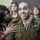 El soldado Elora Azaria abrazado por su madre tras conocerse la sentencia.