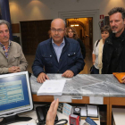 Pedro Muñoz, Sigifredo Verdial y Nicolás de la Carrera, ayer al registrar las 2.000 firmas.
