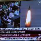 El lanzamiento del cohete Chandrayaan, visto en una pantalla de televisión.