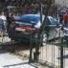 En Bembibre un coche acabó dentro del parque de Don Quijote