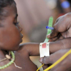 Una niña africana es sometida a una medición de brazo para controlar su malnutrición.